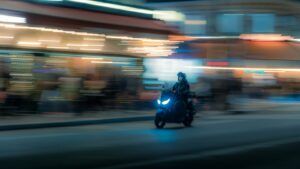 Lee más sobre el artículo Moto de tres ruedas para ciudad: movilidad diaria y aspectos clave
